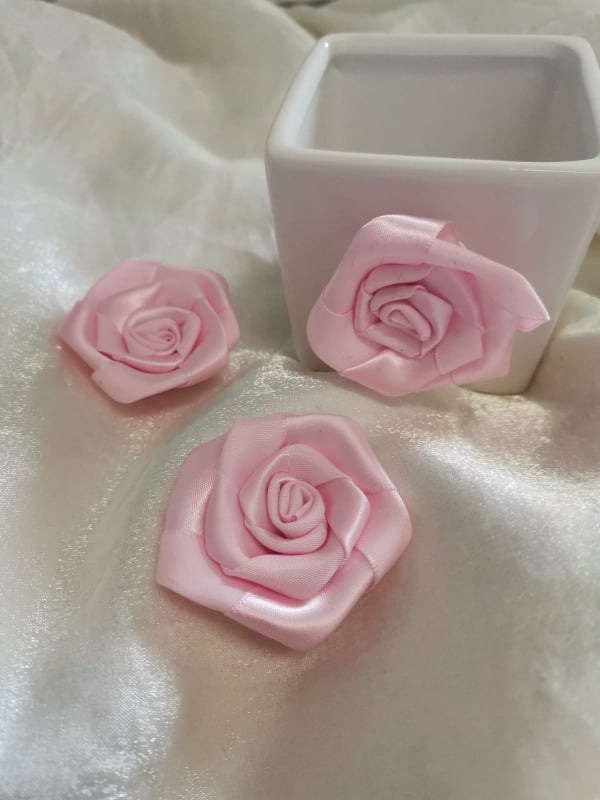 roselline adesive in raso-confezione da 15 pezzi - Fioreproibito